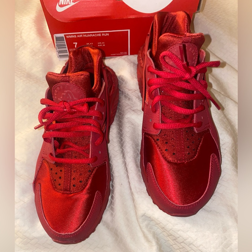 Women’s size 7 Nike Gym Red huarache never worn with box